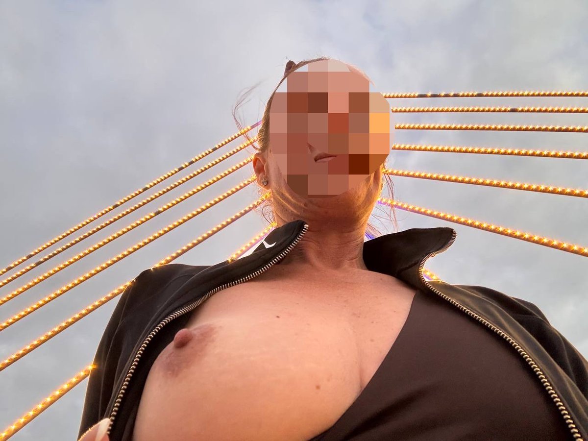 LifeCompassX's tweet photo. Quick flash while going for my night walk xxx🥥 #boob #flash https://t.co/nXAELtMkpj