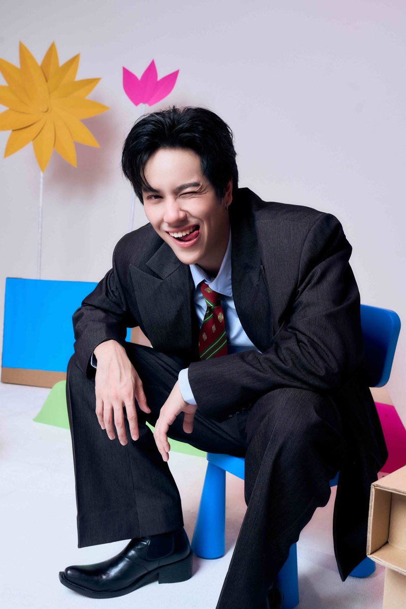 _24News_'s tweet photo. “NANON” ส่งซิงเกิลใหม่ “ยาแก้แพ้” (Love Allergy) สาดความคลั่งรักรับหน้าฝน! คว้า “NILKNHAKE-ANY” ถ่ายทอดความน่ารักใน MV 

#ยาแก้แพ้NANONmv
#ยาแก้แพ้NANON
#mynameisnanon
#RISERMUSIC

            หลังจากได้รับกระแสตอบรับที่ดีจากเพลง “ผิดมากไหม” (What’s Wrong?) ศิลปินมากความสามารถอย่าง “NANON” (นนน กรภัทร์ เกิดพันธุ์) จาก “RISER MUSIC” ก็ไม่ปล่อยให้แฟนเพลงต้องรอนาน พร้อมรันวงการ T-POP ส่งซิงเกิลใหม่ล่าสุด “ยาแก้แพ้” (Love Allergy) ที่จะมาสาดความคลั่งรักรับหน้าฝน โดยคว้า “NILKNHAKE-ANY”(นิลค์เนค-เอนี่) ลูกหลานมาสคอตสุดฮอต มาร่วมถ่ายทอดความน่ารักในมิวสิควิดีโอแบบใจฟู

  สำหรับเบื้องหลังการทำงานครั้งนี้ “NANON” เล่าว่า “สำหรับเพลง “ยาแก้แพ้” (Love Allergy) เป็นแนวเพลงป๊อปจังหวะสนุกๆ  ที่หยิบโมเมนต์อาการใจสั่นเวลาเจอคนที่ใช่ มาเปรียบเทียบว่าเป็น "โรคแพ้ความรัก" ที่ต่อให้กินยาแก้แพ้กี่แผงก็ไม่หาย ยาตัวไหนก็เอาไม่อยู่ นอกจากเธอต้องมาดูแลหัวใจ โดยซิงเกิลนี้เป็นการร่วมงานกันของโปรดิวเซอร์และคนเบื้องหลังที่ผมคุ้นเคยและชื่นชอบในฝีมือ ทั้งได้ “พี่แกงส้ม” (ธนทัต ชัยอรรถ) เขียนเนื้อร้องและทำนอง และทีม “99Y2 Team” (Triple.N, Yoryorkk, Mick Petchpoom, Aimzillow)มารับหน้าที่เป็น Producer ดีไซน์พาร์ทดนตรีให้มีความสดใหม่และทันสมัย  ส่วนในมิวสิควิดีโอได้ “NILKNHAKE” มารับบทเป็นหนุ่มคลั่งรักที่เกิดไปแพ้ทางให้กับ “ANY” ทำให้เรื่องราวในมิวสิควิดีโอสดใสและน่ารักมากๆ  รวมทั้งยังได้ “หมอตังค์” (มรรคพร ขัติยะทองคำ) มาร่วมแจมเพิ่มสีสันให้เพลงนี้ลงตัวสุดๆ  ตอนนี้เพลง “ยาแก้แพ้” (Love Allergy)ก็ปล่อยออกมาแล้ว ฝากทุกคนไปติดตาม MV และฟังเพลงกันเยอะๆ นะครับ”

             ติดตามผลงานล่าสุดของ “NANON” กับซิงเกิล “ยาแก้แพ้” (Love Allergy) ได้ที่ YouTube: RISER MUSIC และ Music Streaming ทุกช่องทางได้แล้วตอนนี้ สามารถติดตามข่าวสารได้ที่ Facebook, Instagram, X, TikTok ของ “RISER MUSIC”

 MV https://t.co/tj7cSJgKPm