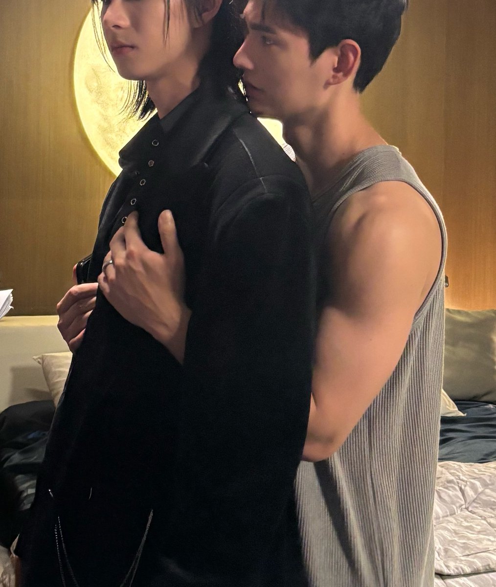 pavelphoom's tweet photo. หนูดูใหม่!!!! 🥹🥹จริงๆ พี่สูง 160cm ผูกโบว์ชมพู ตัวเท่าถั่วงอก! 🌱 ตอนถ่ายพี่ยืนบนถุงทราย ใส่บูท 7 นิ้ว เสริมส้นข้างในอีกสองชั้น ตีกระบังผมเพิ่มอีก 10cm ยืนถ่ายบน Mt. Everest เสริม silicone ที่หน้าผากให้สูงขึ้น ปลูกผมดึงหนังหัวให้เส้นผมสูงขึ้น ใส่หูปลอมให้สูงขึ้นอีก 2cm และขอพนักงานตอนถ่ายบัตรประชาชนว่าพี่ต้องเป็นคนไทยคนแรกที่ได้ใส่รองเท้าถ่ายรูปราชการและสุดท้ายพี่เป็นเมียยมทูต 14 จบ 🤪