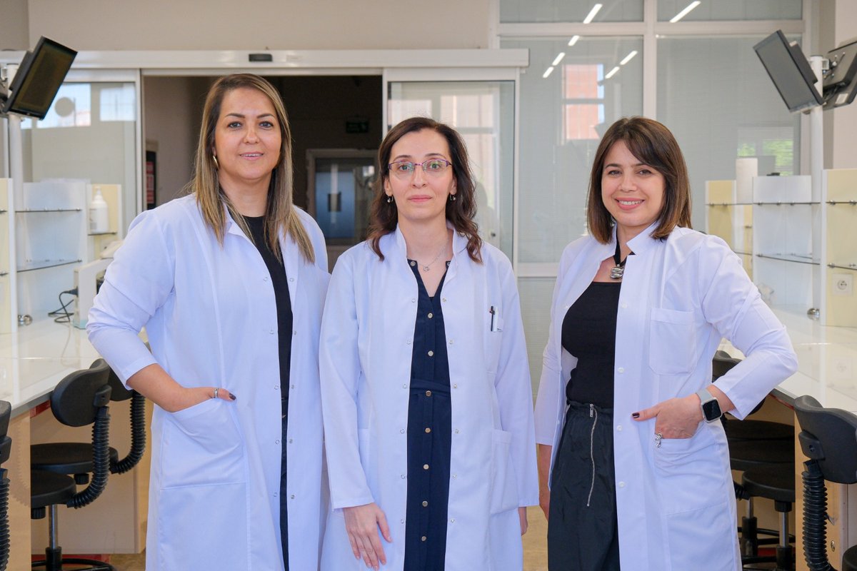 HituKurumsal's tweet photo. Hitit Üniversitesinde yürütülen TÜSEB destekli projeyle, akciğer kanseri tedavisinde kullanılan ilacın hedef dokuya daha etkili ulaştırılmasını sağlayacak manyetik özellikli nanotaşıyıcı sistem geliştirilmesi hedefleniyor.

Projeyle; ilacın etkinliğinin artırılması, yan etkilerinin azaltılması ve tedavi maliyetinin düşürülmesi amaçlanıyor.

✍️ https://t.co/V2PPIJyAkm

#HititÜniversitesi @ProfAliOzturk