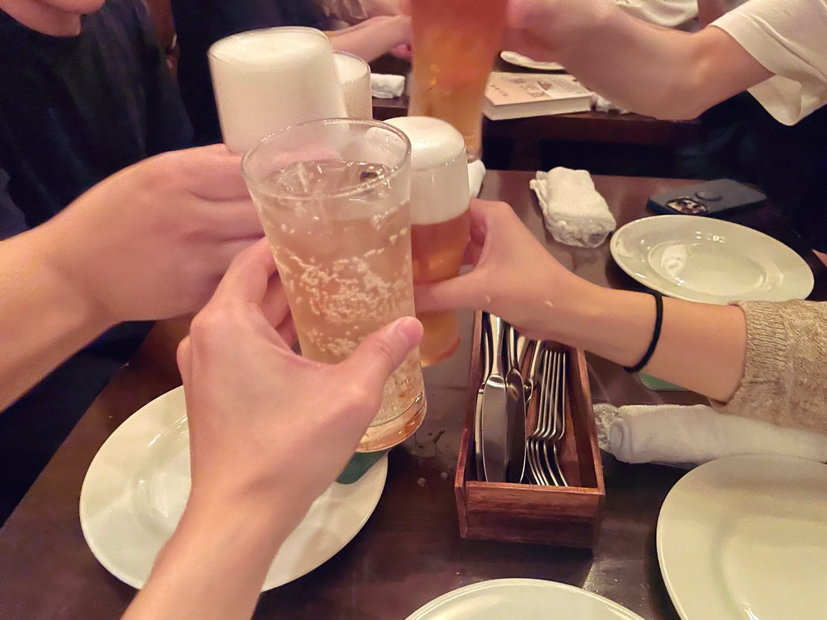 Tory42512's tweet photo. ＊Futako Book Club
『夏帆発売記念！🌟最速読書会＆飲み会！！📙🍻🙌🏻』

村上春樹さんの新刊長編『夏帆』の発売を祝い、
新宿の一角で、久々に精鋭の春樹ファンたちが集い読書会＆飲み会をしました！💫

夏帆を語る飲み会、めっっっちゃ楽しかったでーす！🍻🥂💫──！！Ｏ（≧∇≦）Ｏ！！──♪！！ https://t.co/YjJrJPhvxO