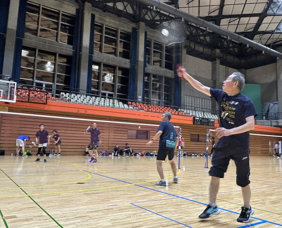 sagaebc's tweet photo. 今日も8面満員御礼‼️
10代から80代が、それぞれの目標に向かってシャトルを追いかける一生懸命な姿。そして笑顔。寒河江クラブ最高‼️ https://t.co/ZCEcb4Cyn4