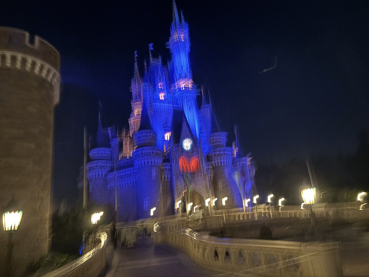 bashieco's tweet photo. 今日は家族でディズニー🏰✨

2ヶ月前に数十年ぶりに来たばかりですが、その後なんと夜の貸切りイベントのチケットが当選🎉

こんなに続けて来ることになるとは思いませんでした😅
続く時は続くものですね〜。

それにしても…
貸切りって、もっとガラガラを想像してたんだけどな〜😂 https://t.co/OLfL4vN70a