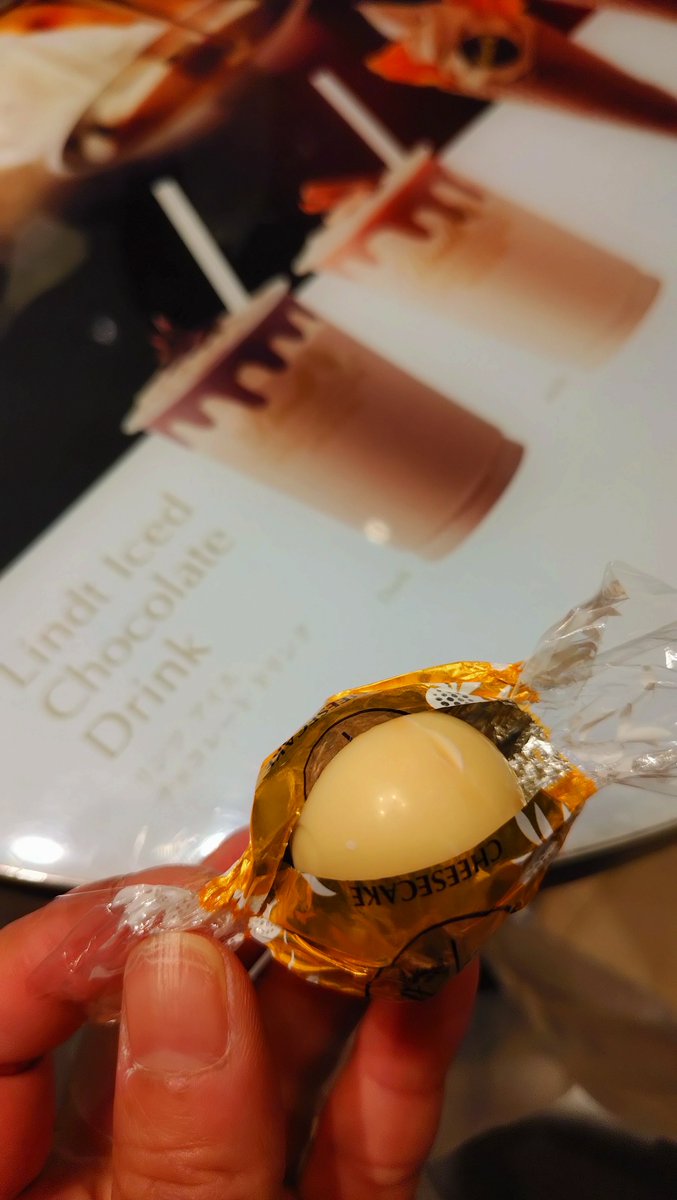 01_mitsuba's tweet photo. 店の前通り過ぎようとしてメニューボードにメロンがあるのを視認したので、ドリンク初購入したのですよ
メロンフローズンショコラドリンク、大変に赤肉メロンとホワイトチョコで美味でした😋
で、それ待ってる間に個性派フレーバー代表決定戦？のご試食でチーズケーキ。
くちモゴモゴすっけどンめぇ🍬 https://t.co/boOXtHjfRd
