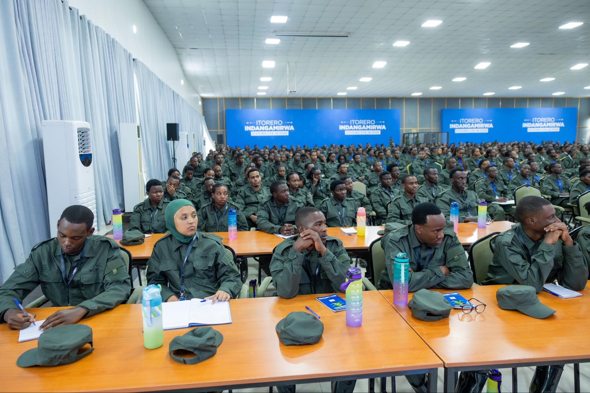 UnityClubRw's tweet photo. Umuntu utazi Ikinyarwanda ajye amenya ko hari umukoro afite. Ibaze gutaha uvuye mu mahanga uje iwanyu ugasubirayo utavuganye na nyogokuru wawe! Ururimi rwacu ni rwiza, kurumenya, kurukoresha neza ni ingenzi cyane. Utaruzi ntabwo twamuciraho iteka ariko tumubwire tuti “Nyamuneka uko wiga indimi z’ahandi iga n’Ikinyarwanda. Kandi iminsi muzamara hano ndabizi ko muzataha muzi no guca imigani. – Uwacu Julienne.

#Indangamirwa16