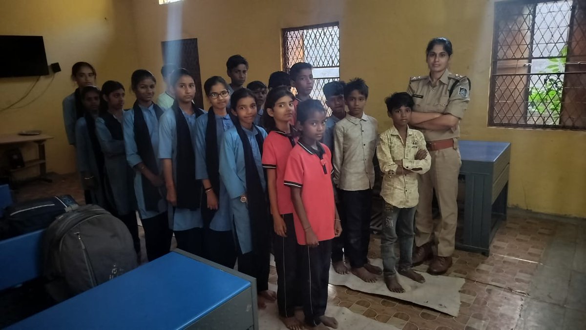 SP_Neemuch's tweet photo. рджрд┐рдирд╛рдВрдХ 03.07.2026 рдХреЛ рдЬрд┐рд▓рд╛ рдиреАрдордЪ рдХреЗ рдерд╛рдирд╛рдХреНрд╖реИрддреНрд░реЛрдВ рдореЗрдВ рд╕реНрдХреБрд▓ рдПрд╡рдВ рд╕рд╛рд░реНрд╡рдЬрдирд┐рдХ рд╕реНрдерд╛рдиреЛрдВ рдкрд░ рд╕рд╛рдпрдмрд░ рдЕрдкрд░рд╛рдзреЛрдВ рдХреЗ рдкреНрд░рддрд┐ рд░реЛрдХрдерд╛рдо рд╣реЗрддреБ рдЬрд╛рдЧрд░реВрдХрддрд╛ рдХрд╛рд░реНрдпрдХреНрд░рдореЛрдВ рдХрд╛ рдЖрдпреЛрдЬрди #SafeClick2.0 #CyberSecurity #MPPolice #CyberAwareness
@CMMadhyaPradesh @DGP_MP @MPPoliceDeptt @IgpUjjain @DIG_RATLAM_MP https://t.co/efFpzZtevS