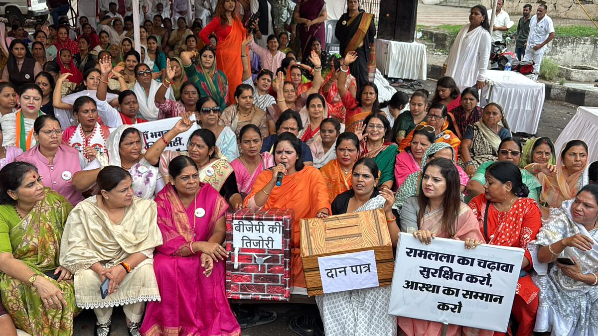 INCMP's tweet photo. राम मंदिर में चढ़ावे की चोरी और उज्जैन में जमीन की लूट के विरोध में आज भोपाल में मध्य प्रदेश महिला कांग्रेस द्वारा प्रदेश अध्यक्ष श्रीमती रीना बौरासी जी के नेतृत्व में सद्बुद्धि यज्ञ एवं उपवास का आयोजन किया गया।

इस अवसर पर पूर्व मुख्यमंत्री श्री दिग्विजय सिंह जी, प्रदेश कांग्रेस अध्यक्ष श्री जीतू पटवारी जी, राष्ट्रीय सचिव श्री कुणाल चौधरी जी, पूर्व मंत्री श्री पी.सी. शर्मा जी, सेवादल के प्रदेश संगठक श्री अवनीश भार्गव जी, वरिष्ठ नेता श्री माणक अग्रवाल जी सहित अनेक नेताओं ने सहभागिता कर आस्था पर हो रहे प्रहार के विरोध में अपनी आवाज़ बुलंद की।