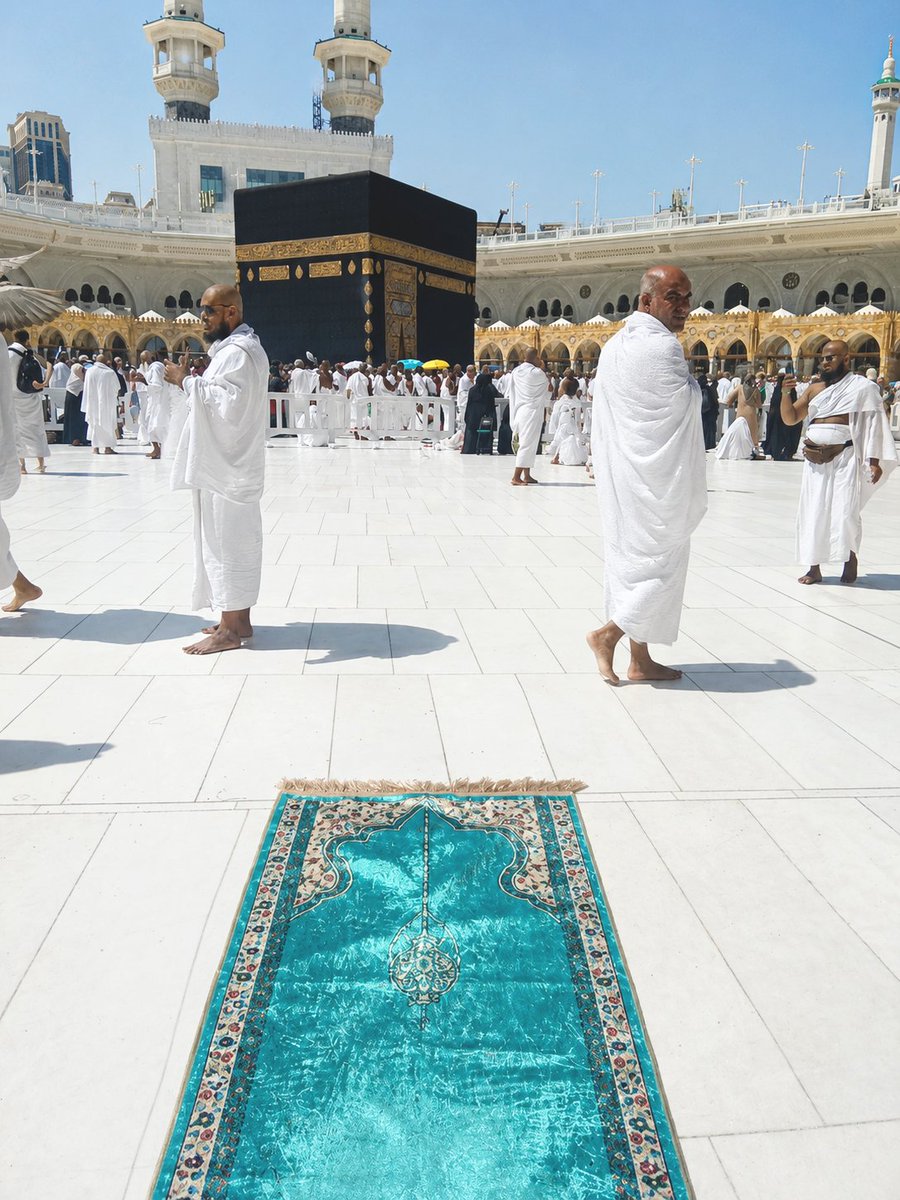 frdvsoruc's tweet photo. Kozahandan alıp namaz kılmaya kıyamadığım seccademi annem ısrarla Umreye götürmek istedi. Hep uyardım dikkat et diye.  O kadar eşya arasından sadece seccadeyi kaybetmiş. Dünya malı dünyada kalır. En azından Mekkede kalmış. Belki orada kılındıkça bana sevap yazılır, inşallah https://t.co/nHYpxeOsNQ