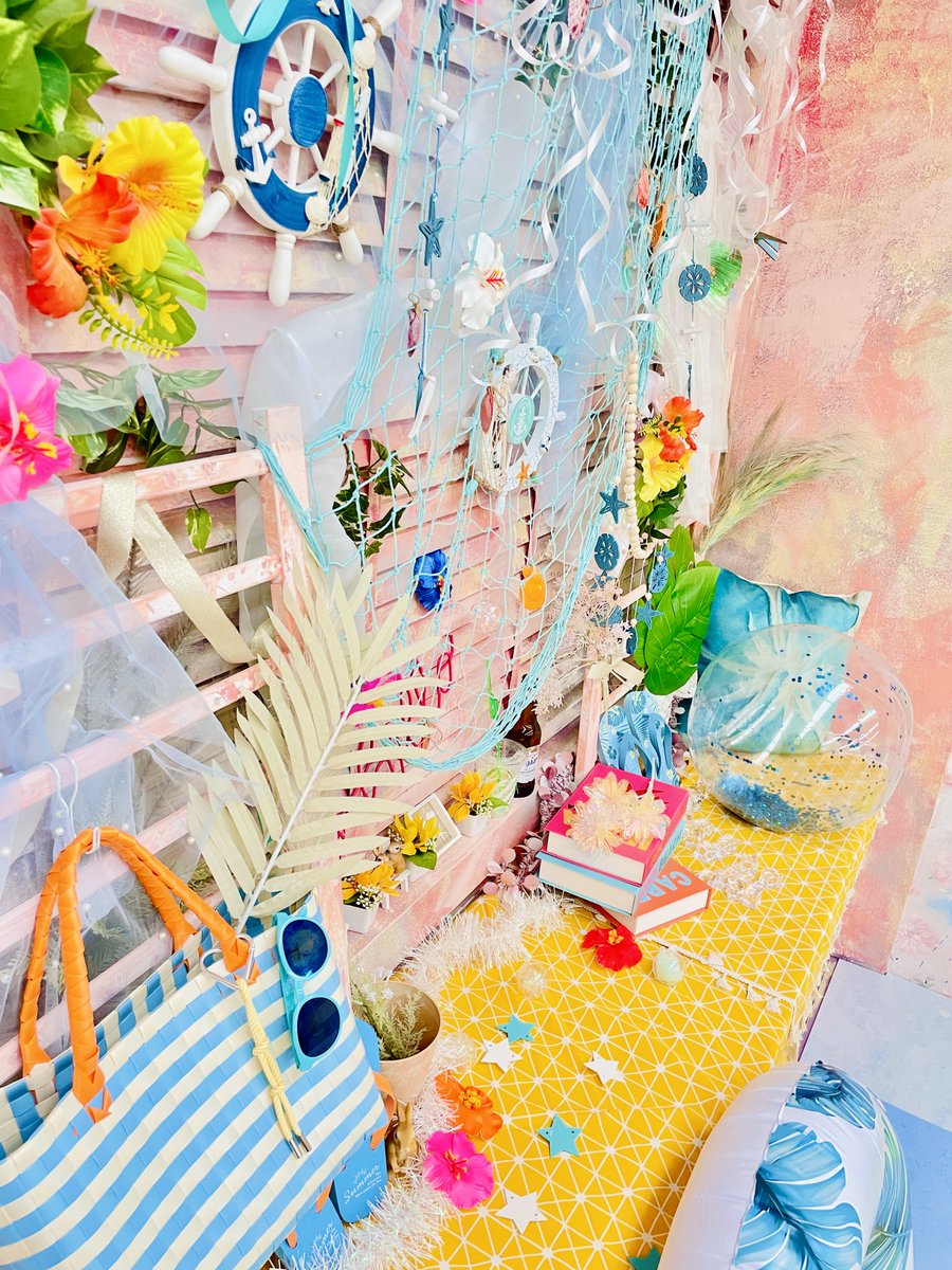 freshstudio__'s tweet photo. 【🌴気まぐれイベントエリア更新🌴】
そろそろ夏本番！
ゼロスタジオでは、気まぐれイベントブースをトロピカルな夏に模様替え☀️
リゾート気分を味わえるハイビスカスや浮き輪、ビーチアイテムがいっぱい✨
皆様のご利用お待ちしております🌞

デザイン部隊のやまもとさん、月野さん、今回もありがとうございました！✨
@Izumi_Yamamoto_  @izumillust 
@mun_1220 

#ゼロスタジオ #フレッシュスタジオ
#コスプレ #ポートレート #推し活