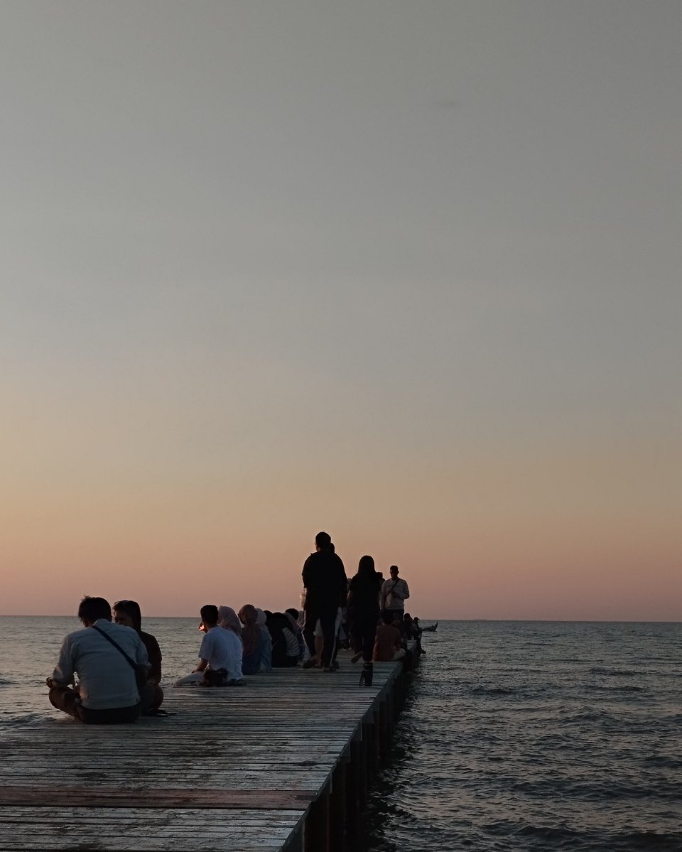 lemusasaki's tweet photo. senja di pantai semarang https://t.co/4wcwQ1noJm