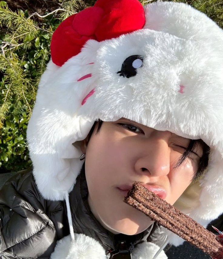 kyunelle's tweet photo. jaehyuk and hello kitty 🐱 atp we need THAT collab 😣 https://t.co/534lnpED0D