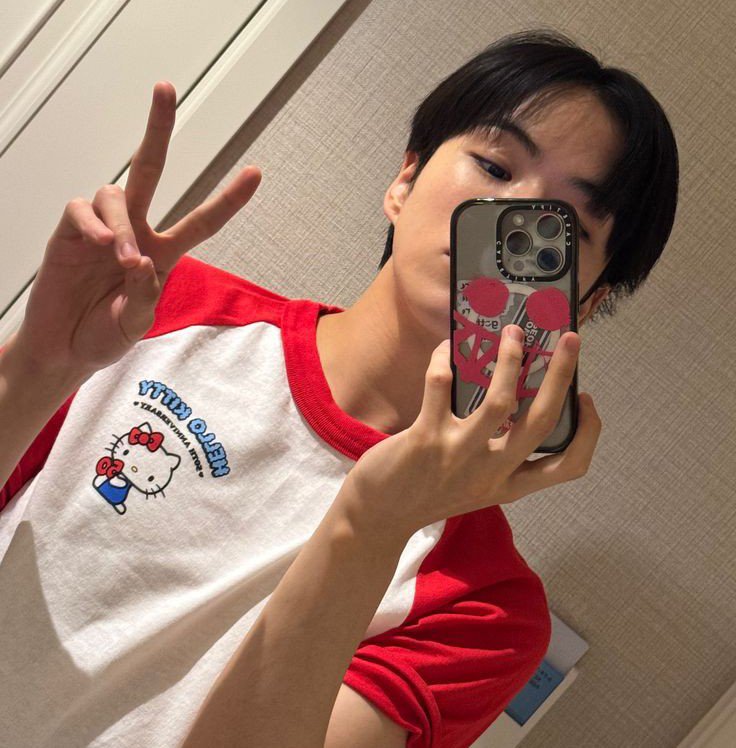 kyunelle's tweet photo. jaehyuk and hello kitty 🐱 atp we need THAT collab 😣 https://t.co/534lnpED0D