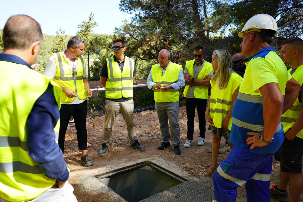 cmar_ib's tweet photo. 🔵 ABAQUA visita les obres de connexió entre l’artèria de Roca Llisa i el pou de Can Pere Mosson, a Santa Eulària

L’actuació permetrà estendre l’aigua dessalada a una zona proveïda fins ara exclusivament amb recursos subterranis

ℹ️ https://t.co/kKk4bXfz1r https://t.co/d4c6CyHEOP