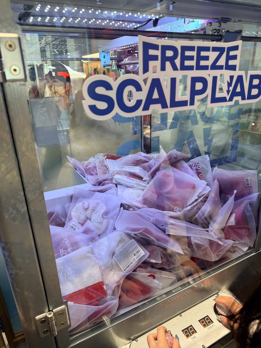 xx_jiyoyoyo's tweet photo. #JIJI팝업 

🧊닥터포헤어 FREEZE SCALP LAB 성수 팝업🧊

🗓️26.06.30(화) ~ 26.07.31(금)
⏰ 10:00 ~ 20:00
(1:1 두피진단 10:30 ~ 20:00)
📍서울 성동구 성수이로 108, 성수 올리브영 뷰티맨션 1F 외부에서 현장 대기 

✔️입장하면서 닥터포헤어 인스타 팔로우
✔️쿨링 에너지 모으기 게임 (쿨 단어들 클릭)
🎁성공시 : 닥터포헤어 쿨링 샴푸 80ml
🎁실패시 : 샴푸 샘플
✔️쿨링 스프레이 체험하기
✔️코인으로 닥포 제품 뽑기
✔️두피전문가와 1:1 두피진단

🛒구매금액에 따른 이벤트
전 구매 고객 : 폴리젠 씨크닝 샴푸 70ml 증정
3만원 이상 구매 시 : 방수파우치 증정
5만원 이상 구매 시 : 10% 추가 할인
7만원 이상 구매 시 : 쿨링 스프레이 본품 증정

현장대기 10분 정도 후 입장했습니다.
직원분들 친절하셨고 🧊쿨링 스프레이가 진짜 시원하고 휴대용으로 좋아보여서 구매욕구가..체험하고 한 동안 두피 얼얼하게 성수 걸었어요✌🏻진짜 떡도 안지고 너무 시원함🧊

⭐️Tip : [쿨링 에너지 모으기 게임]은 쿨 단어들 빠르게 잘 두드리면 성공 가능🎁✨

코인 모아서 뽑기 1회 할 수 있는데…집게 너무 약하고🥹 그냥 맘편히 도전해보세요..

두피 진단은 웨이팅 등록패드 있고 등록 후 호출하면 진단 받을 수 있어요 !

올영 성수 뷰티맨션 이벤트 참여하면서 닥터포헤어 팝업도 즐겨보세요🧊