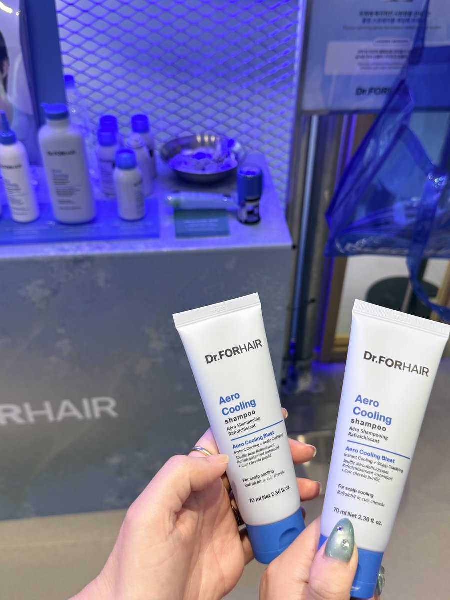 xx_jiyoyoyo's tweet photo. #JIJI팝업 

🧊닥터포헤어 FREEZE SCALP LAB 성수 팝업🧊

🗓️26.06.30(화) ~ 26.07.31(금)
⏰ 10:00 ~ 20:00
(1:1 두피진단 10:30 ~ 20:00)
📍서울 성동구 성수이로 108, 성수 올리브영 뷰티맨션 1F 외부에서 현장 대기 

✔️입장하면서 닥터포헤어 인스타 팔로우
✔️쿨링 에너지 모으기 게임 (쿨 단어들 클릭)
🎁성공시 : 닥터포헤어 쿨링 샴푸 80ml
🎁실패시 : 샴푸 샘플
✔️쿨링 스프레이 체험하기
✔️코인으로 닥포 제품 뽑기
✔️두피전문가와 1:1 두피진단

🛒구매금액에 따른 이벤트
전 구매 고객 : 폴리젠 씨크닝 샴푸 70ml 증정
3만원 이상 구매 시 : 방수파우치 증정
5만원 이상 구매 시 : 10% 추가 할인
7만원 이상 구매 시 : 쿨링 스프레이 본품 증정

현장대기 10분 정도 후 입장했습니다.
직원분들 친절하셨고 🧊쿨링 스프레이가 진짜 시원하고 휴대용으로 좋아보여서 구매욕구가..체험하고 한 동안 두피 얼얼하게 성수 걸었어요✌🏻진짜 떡도 안지고 너무 시원함🧊

⭐️Tip : [쿨링 에너지 모으기 게임]은 쿨 단어들 빠르게 잘 두드리면 성공 가능🎁✨

코인 모아서 뽑기 1회 할 수 있는데…집게 너무 약하고🥹 그냥 맘편히 도전해보세요..

두피 진단은 웨이팅 등록패드 있고 등록 후 호출하면 진단 받을 수 있어요 !

올영 성수 뷰티맨션 이벤트 참여하면서 닥터포헤어 팝업도 즐겨보세요🧊