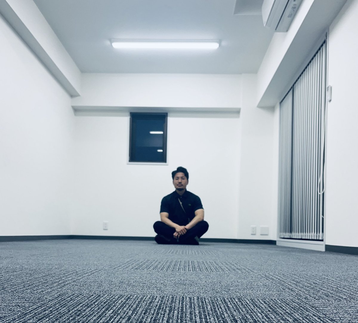THEG7LSi6c30338's tweet photo. 開業時から給与計算をお受けしてきました。

正直、給与計算は手がかかります。

勤怠、手当、控除、社会保険、住民税、有給、残業。

確認すべき点も多く、ミスが許されない業務です。

ただ、最近は少し見方が変わってきました。

給与計算は、単なる事務処理ではなく、会社の実情が最も表れるデータの集積だと感じています。

誰に、いくら払っているのか。
どこに人件費がかかっているのか。
残業はどこで発生しているのか。
労働分配率は適正なのか。
同業他社や全国平均と比べて、賃金水準はどうなのか。
離職率との相関。
人事評価。
処遇改善。

ここまで見ていくと、給与計算は「作業」ではなく、経営診断に近い領域になります。

会社にとっての血液検査のようなもの。

数字を処理するだけなら、いずれシステムで十分になるかもしれません。

でも、その数字から会社の状態を読み取り、経営判断につなげることには、まだ大きな価値があると思っています。

その支援を本気でやるためにも、まずは私たち自身が、給与計算業務をもっと圧縮し、効率化し、仕組み化していかなければなりません。

処理に追われていては、診断まではできない。

まだまだ、やることは多いです。

写真は、引っ越し前の何もないオフィスで1人で記念撮影しました。3年後くらいにまた振り返りたいですね。

今日もお疲れ様でした。