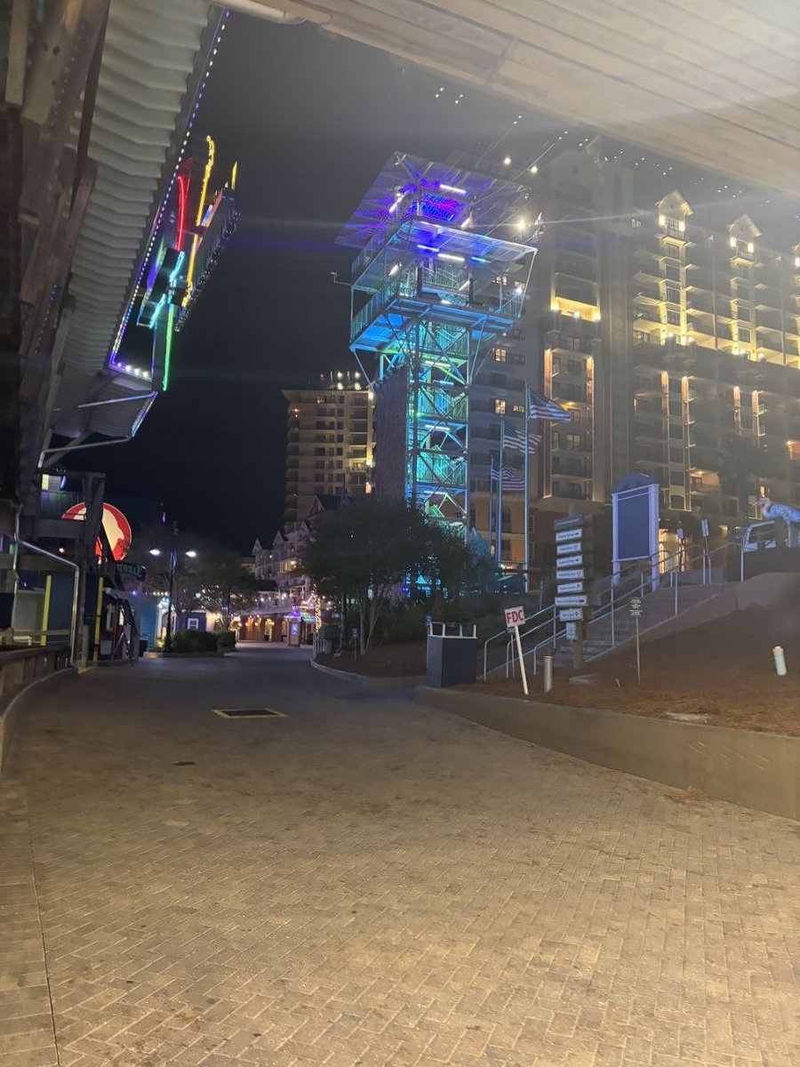 KynsellaTarn25's tweet photo. all these city lights and nobody to get lost with. https://t.co/Z3VWUKWXbU