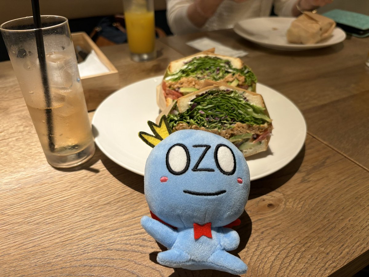 romero_daimon's tweet photo. お友だちと食べたサンドウィッチが分厚すぎて驚いた！
次会えるのはファニーガールかな？
宝塚時代からずっとこうして望海さんの公演で会えて幸せ
しゃべってる時間が公演時間より長い https://t.co/9vfEySKcyo