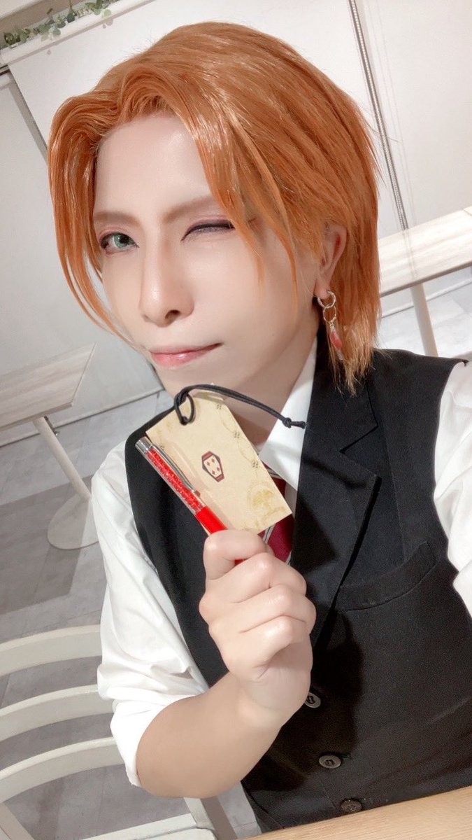 kagetsu1216's tweet photo. 7年後捏造同窓会ifコスプレオフ会の時にリクエストいただき♦️クンしてました！めちゃめちゃ拘った素敵なオフ会で、一緒にコスさせていただきとても嬉しかったです🫶
ドリンクマーカー可愛くて最後耳につけて写真とりました✨
スマホケースは氷乃作🫶
設定ミスで画質悪いです🫠
#NRC同窓会2026 https://t.co/53IJ9adMbh