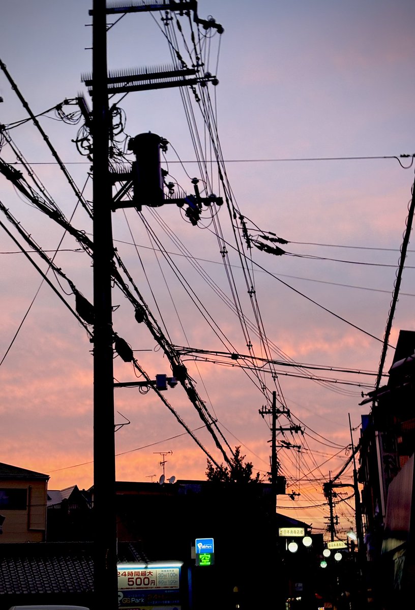 Pontanachan's tweet photo. 家路！こんな電線いっぱいある街🌇まだあるんかな https://t.co/XF1ETygBFU
