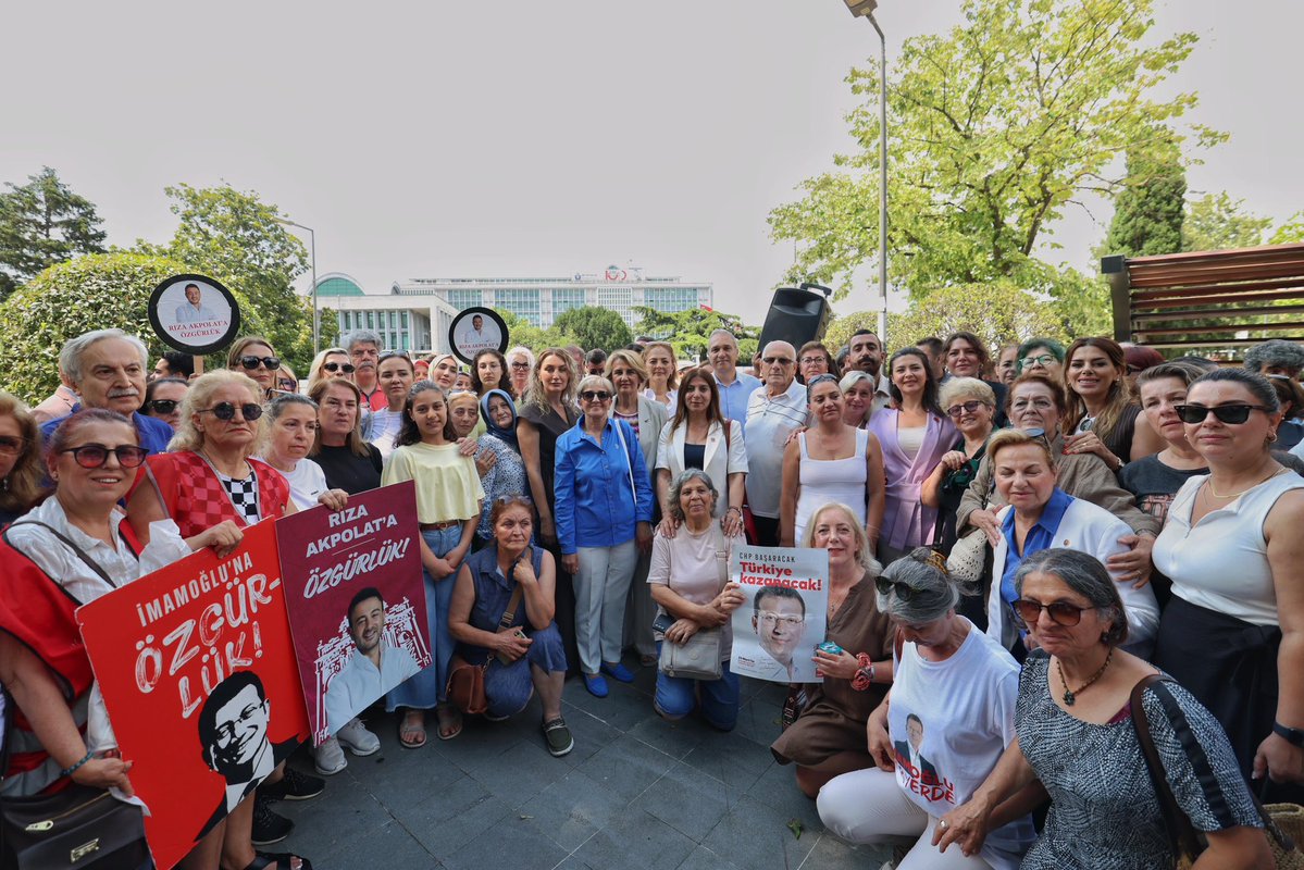 dk_imamoglu's tweet photo. Hepimizin gözleri önünde yaşanan hak ihlalleri ve yargılama süreci yalnızca yargılanan sevdiklerimizi değil; hukuk devleti ilkesini, adil yargılanma hakkını ve toplumun adalete duyduğu güveni de derinden yaraladı.

Biz 38 haftadır hiçbir ayrıcalık talep etmedik. Tek talebimiz, herkes için adil, eşit ve hukuka uygun bir yargılama sürecidir. Bunu talep etmekten vazgeçmeyeceğiz. @ailedayanismagi