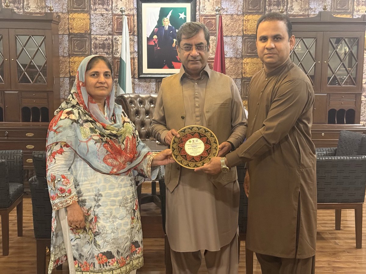 GhHussain81's tweet photo. It is a blessing to have Dynamic and visionary leadership to guide and motivate. Thank you very much worthy Vice Chancellor and Respected Madam, Dean Faculty of Life Sciences, GCUF. https://t.co/xdKZGY43Jx