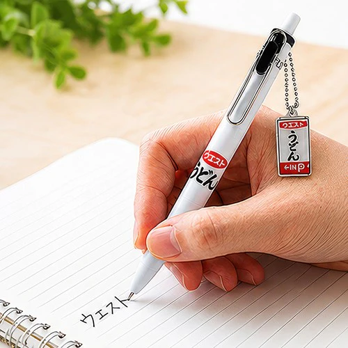 west_udon_shop's tweet photo. /／
🆕新作発表🙌
\＼

チャーム付きボールペン🙌発売開始したとよ～
社内でもすでに人気やけん😚あなたのペンケースに、デスクに、バッグに、ウエストばお供させちゃってください😚
　　　　　　　　　　　　
ノック式ゲルインクボールペン
￥480 + 送料🚚

公式👇
https://t.co/j7p7oLJrYb https://t.co/xUaG4bioQZ