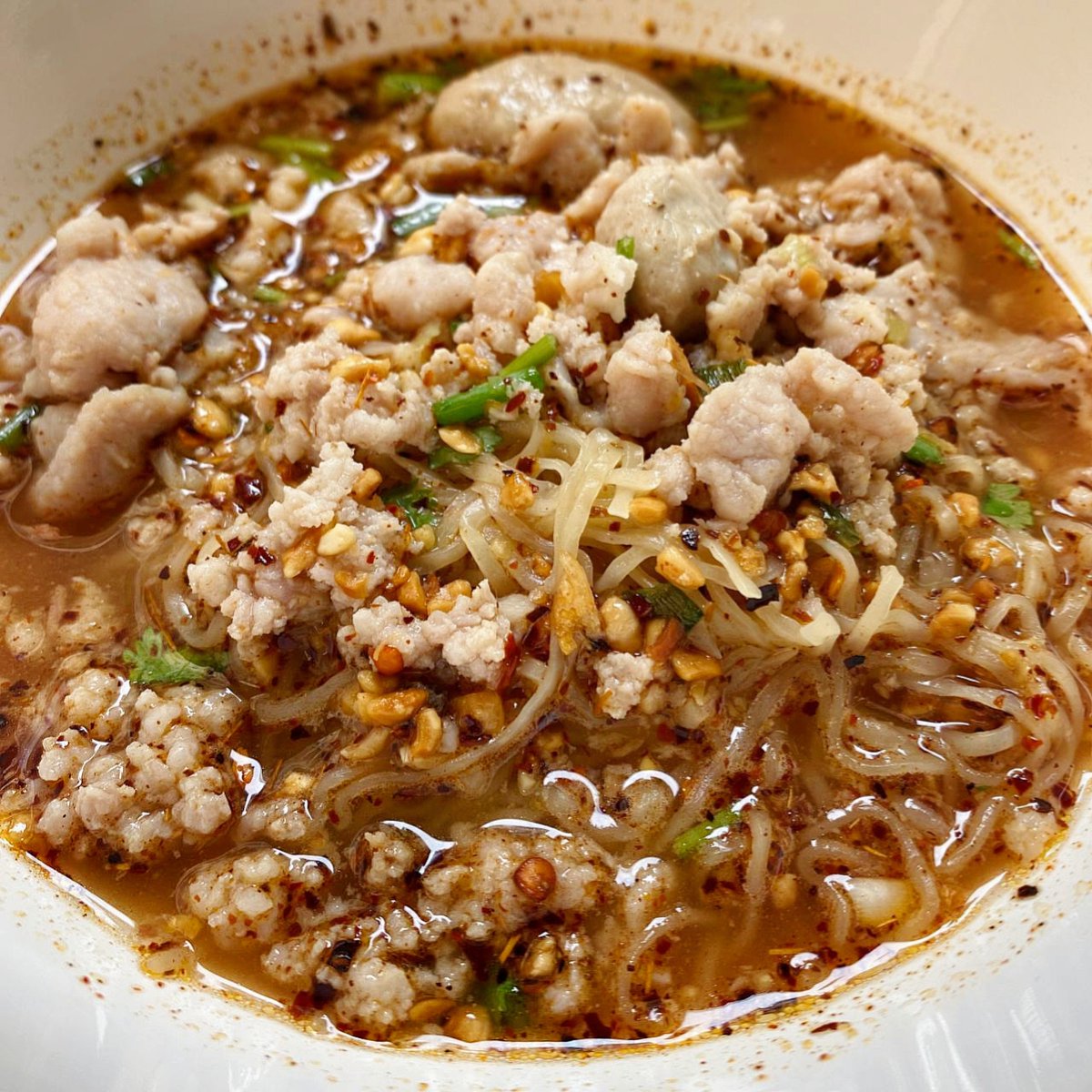 Kin24hrs's tweet photo. และนี่คือก๋วยเตี๋ยว​ต้มยำหมูสับที่ใช้บะหมี่ไข่เส้นเล็ก ไม่แป้ง หอมมะนาว ไม่หวานโดด เผ็ดแซ่บตามแบบฉบับต้มยำที่ถูกต้อง 🍜 และเกี๊ยวน้ำ ไส้กุ้งผสมหมู ไส้แน่น น้ำซุปเชงๆ หอม อร่อยกลมกล่อม ราคาเริ่มต้น 30 บาท ยังมีอยู่จริง ร้านอยู่ห่างไอคอนสยามแค่ 300 เมตร https://t.co/iT4rqfeu5O