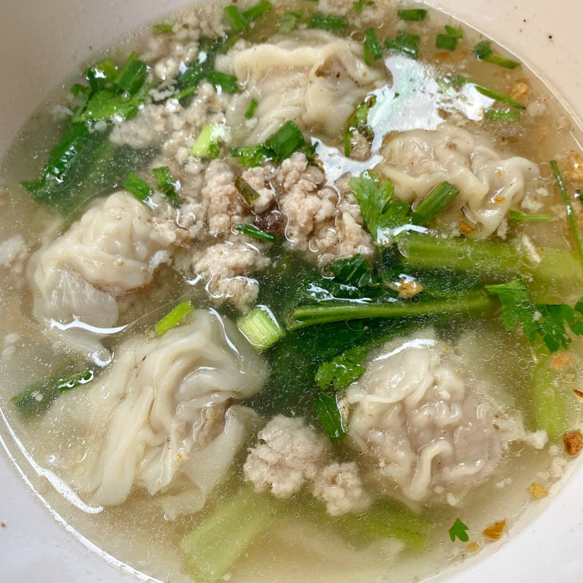 Kin24hrs's tweet photo. และนี่คือก๋วยเตี๋ยว​ต้มยำหมูสับที่ใช้บะหมี่ไข่เส้นเล็ก ไม่แป้ง หอมมะนาว ไม่หวานโดด เผ็ดแซ่บตามแบบฉบับต้มยำที่ถูกต้อง 🍜 และเกี๊ยวน้ำ ไส้กุ้งผสมหมู ไส้แน่น น้ำซุปเชงๆ หอม อร่อยกลมกล่อม ราคาเริ่มต้น 30 บาท ยังมีอยู่จริง ร้านอยู่ห่างไอคอนสยามแค่ 300 เมตร https://t.co/iT4rqfeu5O