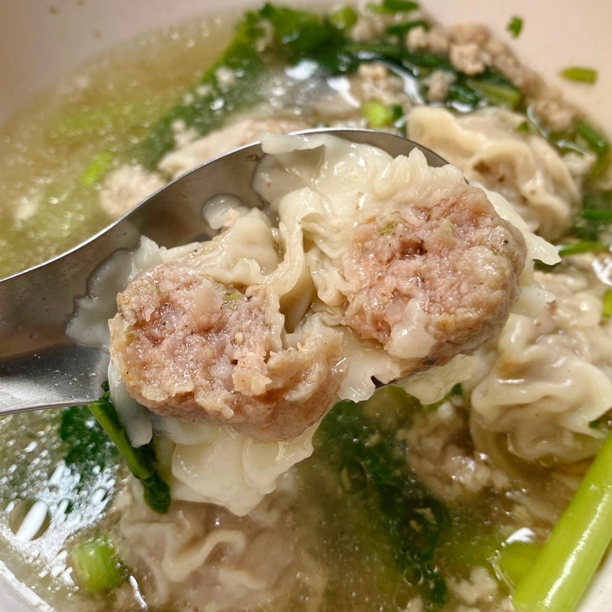 Kin24hrs's tweet photo. และนี่คือก๋วยเตี๋ยว​ต้มยำหมูสับที่ใช้บะหมี่ไข่เส้นเล็ก ไม่แป้ง หอมมะนาว ไม่หวานโดด เผ็ดแซ่บตามแบบฉบับต้มยำที่ถูกต้อง 🍜 และเกี๊ยวน้ำ ไส้กุ้งผสมหมู ไส้แน่น น้ำซุปเชงๆ หอม อร่อยกลมกล่อม ราคาเริ่มต้น 30 บาท ยังมีอยู่จริง ร้านอยู่ห่างไอคอนสยามแค่ 300 เมตร https://t.co/iT4rqfeu5O