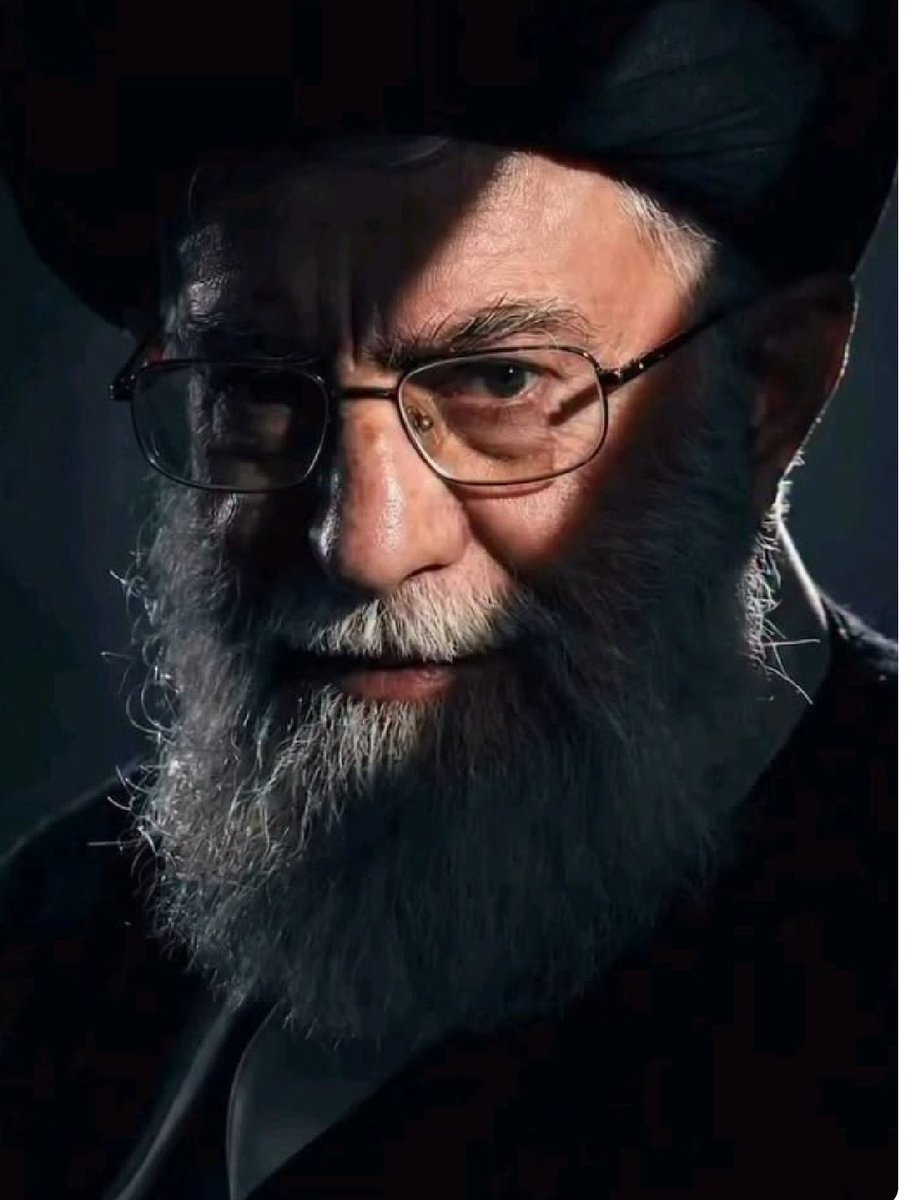FS69415178's tweet photo. او نترسیدن را به ما آموخت؛ نه با واژه‌ها، بلکه با ایستادنِ تا پای جان در برابر سیاهی‌هایی که تصور می‌کردند ایران را به زانو درمی‌آورند

#پدر_امت
#باید_برخاست https://t.co/uADBqOLuCB