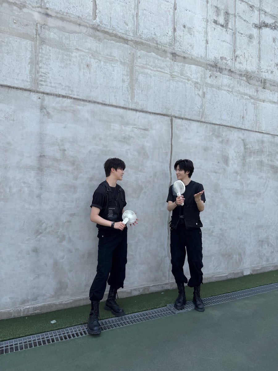 166euI's tweet photo. 新人警察（ハルト）とそれに調子どう？って話しかける先輩（ボミン）でしんだ（虚妄） https://t.co/Ed0PMvj2Se