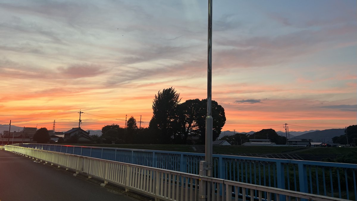 blackbox2400's tweet photo. 夕焼け小焼け〜
この橋は地元の人や岐阜の人なら読める尻毛橋🌉
真ん中で止まって写真を撮っているということは、、はい、渋滞にハマってました🚗
#尻毛橋 https://t.co/agUEUfneYs