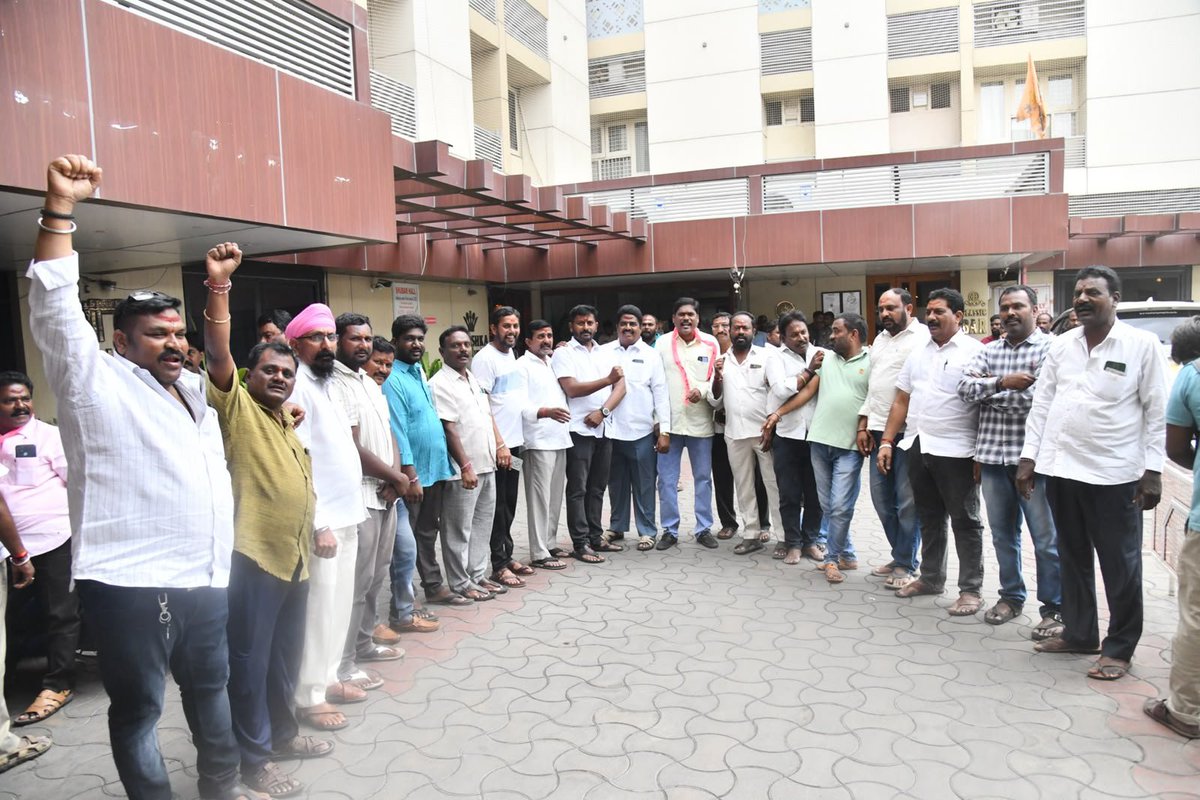 dasyamofficial's tweet photo. *సవాల్ చేసిన సన్నాసులు సంకెళ్ళను ఉసిగొలుపుతున్నారు.*
*అధికార మదంతో అక్రమాలకు పాల్పడుతు అడ్డుకుంటున్నా బీఆర్ఎస్ నాయకుల పై ఆక్రమ అరెస్టులు చేస్తున్నారు.*

*దాస్యం వినయ్ భాస్కర్, మాజీ చీఫ్ విప్*

* సవాల్ స్వీకరించి తడి బట్టలతో భద్రకాళి అమ్మవారి ఆలయం వచ్చిన మాజీ కూడా చైర్మన్ ఉద్యమకారుడు మర్రి యాదవ రెడ్డి గారిని అక్రమంగా అరెస్టు చేశారు 
* ఎలాంటి పిలుపును  ఇవ్వని నన్ను అధికార మదంతో అరెస్టు చేశారు 
* పేదల జాగాలు పెద్దలకు అప్పగిస్తున్నారు.
* అన్యాయం ఎక్కడా జరిగితే అక్కడ బీఆర్ఎస్ కండువా కట్టడి చేసేందుకు సిద్ధంగా ఉంటుంది 
* కూడా లేఔట్ విషయంలో అక్రమాలకు పాల్పడ్డది నూటికి నూరు శాతం నిజం 
* ఫార్మసిస్టులు, డాక్టర్లు, ఎన్నారై లను బెదిరించి వేలం పాడకుండా కాంగ్రెస్ గుండాలు అడ్డాగించారు.
* గజాం లక్షా యాభై వేల రూపాయలు పలికే భూమిని సిండికేట్ అయ్యి ఎవ్వరిని వేలం పాడనియ్యాకుండా 60 నుంచి 65 వేలకే అక్రమంగా కట్టబెట్టారు 
* కాంగ్రెస్ పార్టీ అధికారంలోకి వచ్చిన నాటి నుండి నేటి వరకు అవినీతి అభివృద్ధి చెందుతుంది.
* ఆన్ లైన్ లో జరగవలసిన టెండర్లు ఆఫ్ లైన్ చేపట్టి కమిషన్ దందాలు చేస్తున్నారు 
* అక్రమ వేలం జరిగినది నిజం అయితే వెంటనే జరిగిన వేలం పాట రద్దుచేసి పారదక్షికంగా ఆన్ లైన్ పద్దతిలో జరపండి 
* రాష్ట్రంలో నడుస్తున్నది బాబా సాహెబ్ అంబేద్కర్  రాజ్యాంగ లాగా లేదు రేవంత్ రెడ్డి రాజ్యాంగ రాజ్యమేలుతోంది 
* ప్రజలు అన్ని గమనిస్తున్నారు వారి ఓపిక నశించింది కాంగ్రెస్ పార్టీకి తగిన విధంగా బుద్ధి చెబుతారు.