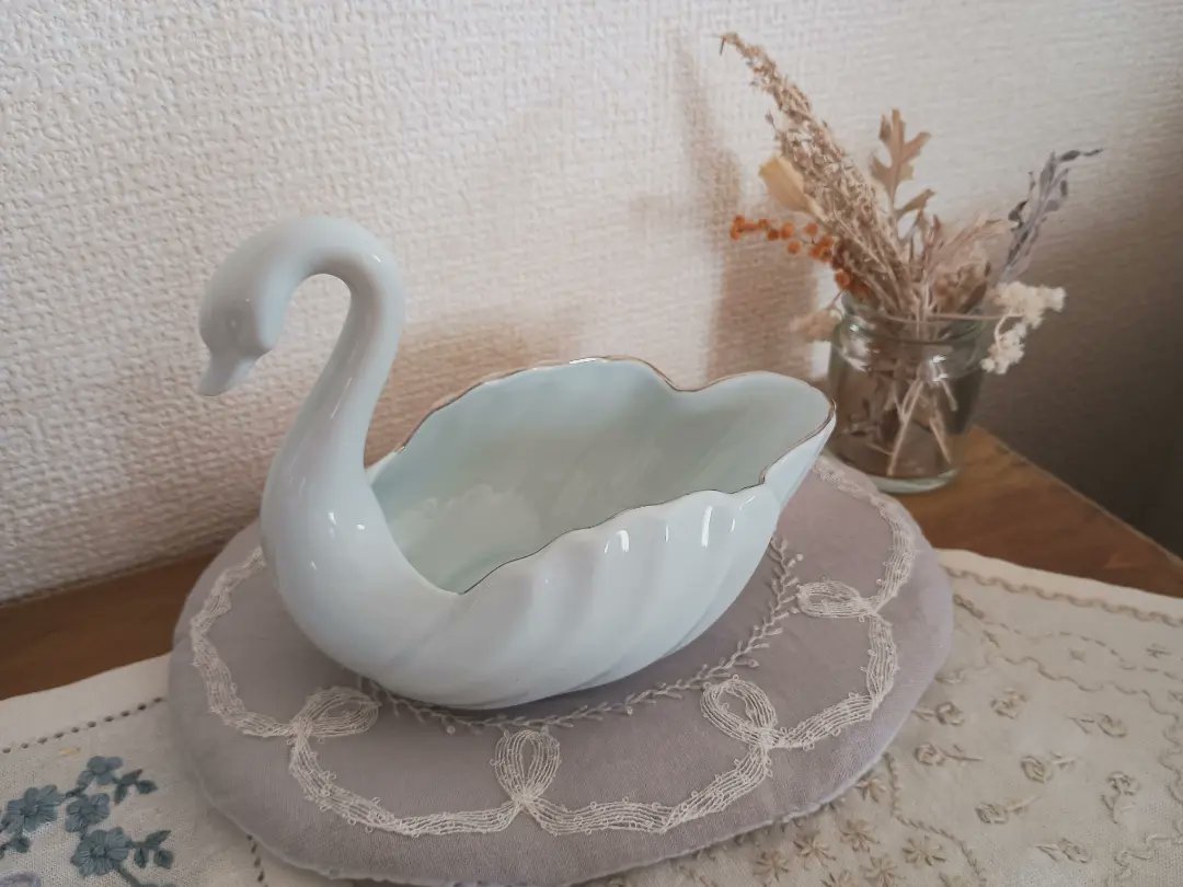 unico_spl's tweet photo. リボンのおやつマットೀ
ミニサイズでスワンさんにぴったりだった🦢
冷たいおやつをのせて食べたいな🍨 https://t.co/wQI3KDDGl2