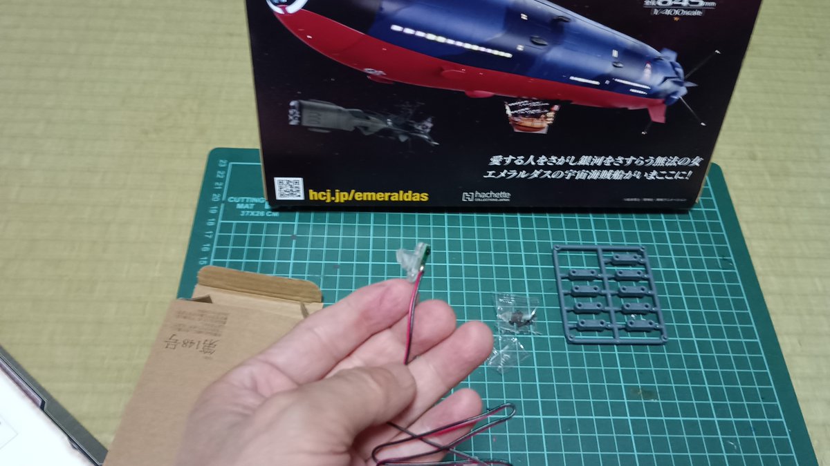 crystal719bon's tweet photo. クイーン・エメラルダス号の148号の組み立てですがLEDがまだ届いていません。とりあえずこの1つのLEDのみを組み立てました。工程はまだありますがここまで。次回は来週です。#クイーン・エメラルダス号 https://t.co/D1t2HbskrD