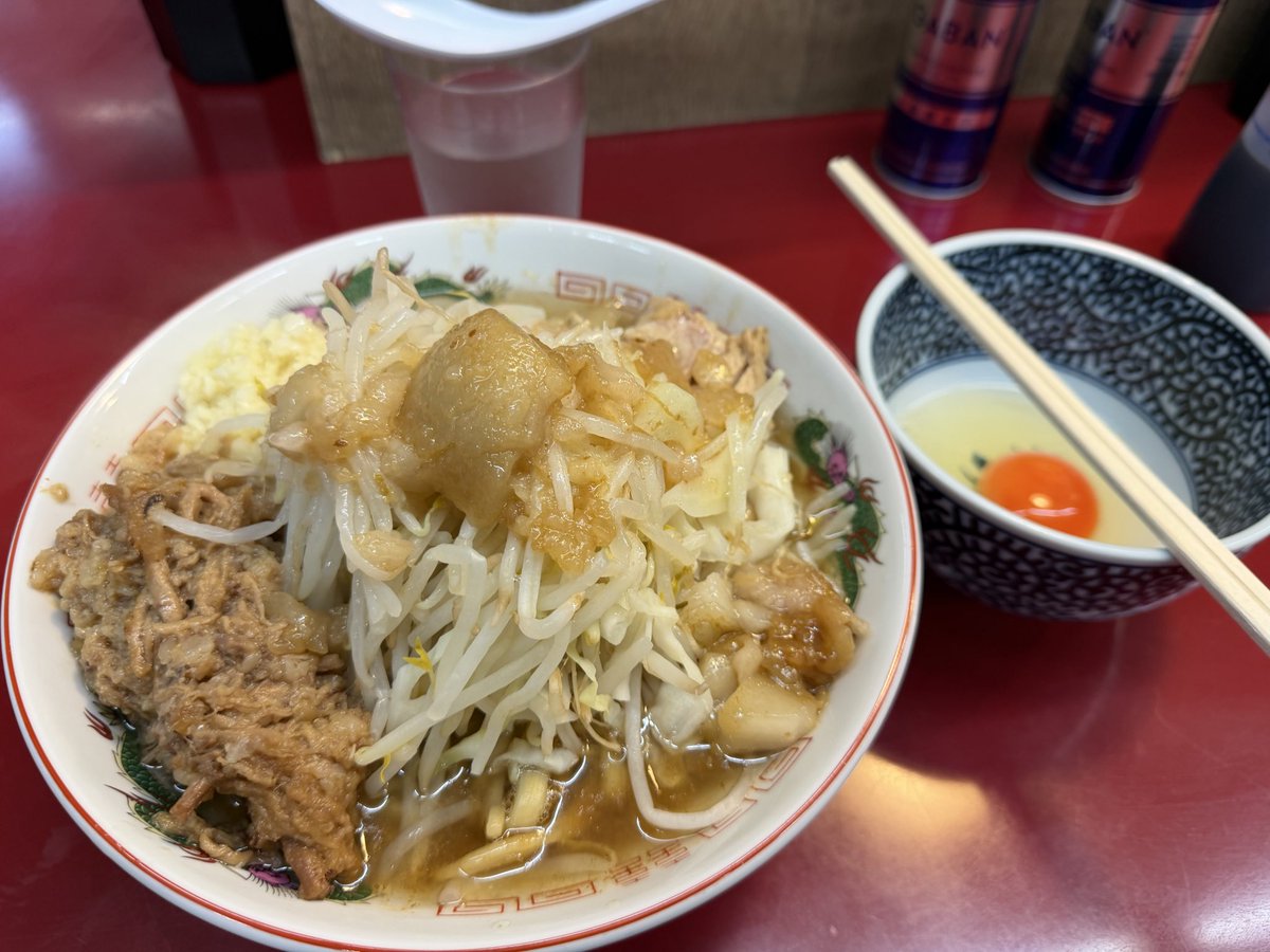 tong_tong_mn4's tweet photo. 小らーめんニンニクアブラ生卵とほぐし豚@ジラフ

今日の夕飯はジラフ！久しぶりのデフォ！
限定TPのほぐし豚はヤサイや麺に絡めて食べれば最高のハーモニー😋　そして今日のスープはバッチバチに美味かった！
キマリ過ぎて帰りの運転がちょっと危なかった😅　ご馳走様でした！！ https://t.co/45miFUvgh1