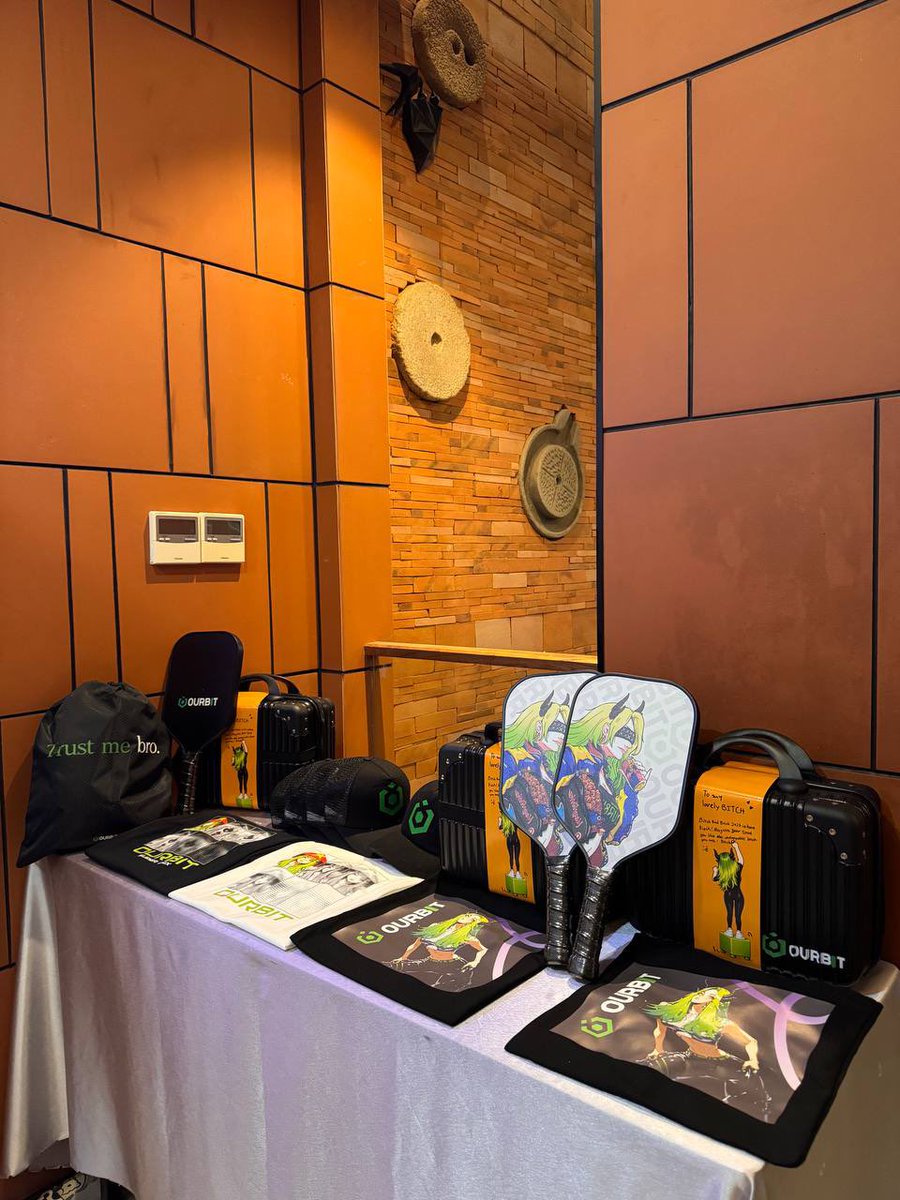Cryptoislife99's tweet photo. Anh em chuẩn bị lên đường tới MEET UP của @ourbit chưa, Thành đã sẵn rất nhiều phần quà chào mừng ae đây🤣

Áo, mũ, vợt píc cồ bôn,… và rất nhiều phần quà hấp dẫn đang chờ đón ae đây.

Không say không về nhé🤣🤣🤣

 @Ourbit_Vietnam 
@OurbitPartner 

 OURBIT NẠP NHANH RÚT GỌN🫡
