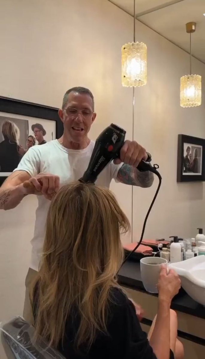 Actinglytskin's tweet photo. Got my hair done and I'm loving it ❤️
How do I look?
Drop a comment 💐

#jenniferaniston https://t.co/26MolhOvPz