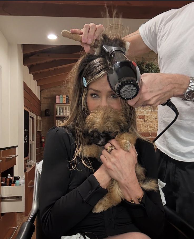 Actinglytskin's tweet photo. Got my hair done and I'm loving it ❤️
How do I look?
Drop a comment 💐

#jenniferaniston https://t.co/26MolhOvPz
