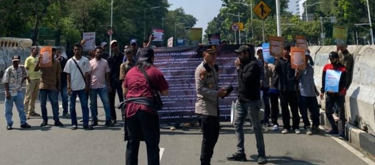 Mdy_Asmara1701's tweet photo. Suara publik harus didengar.
#TolakRudalBrahMos menjadi pengingat bahwa setiap rupiah uang rakyat harus dipertanggungjawabkan.

Pengadaan alutsista perlu transparan, diawasi DPR, dan jangan sampai skema pembayarannya membebani ekonomi di masa depan! https://t.co/kscyrFbfxf