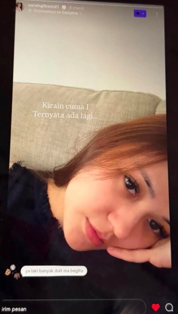 kamarlintang's tweet photo. PART 7, selingkuhan suami Sarah Gibson ternyata gak cuma 1 🙄

Sarah spill kalau Diska Resha gak cuma selingkuh dengan janda 2 anak, tapi ada sosok lain juga.

Sang influencer nulis, "Kirain cuma 1. Ternyata ada lagi..."

Sarah juga membongkar kelakuan Diska bayarin mbak2 partai buat karaokean.

Ibu 1 anak itu nulis, "Semoga mbak mbak partai yg karaoke nya dibayarin sm suami saya pada nonton yahh kesian sih jujurrr dgn brandingan hedon ituuuu zonkkkk."