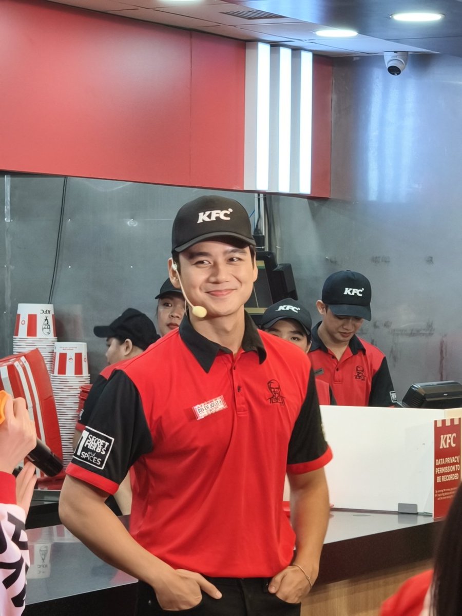 eynney's tweet photo. Parang bet ko yung crew ng KFC. Paorder nga ng isang #KFCTenders https://t.co/hsZ4m3UfrX