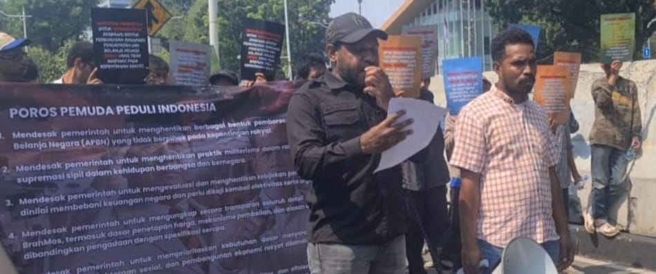 girlsteutics's tweet photo. jujur masih kepikiran, di saat banyak kebutuhan masyarakat yang belum beres, kenapa pengadaan dan pembayaran cicilan rudal jadi salah satu prioritas. makanya sekarang makin banyak yang ikut #TolakRudalBrahMos dan berharap ada penjelasan yang lebih terbuka. https://t.co/8HzgA8ifGP