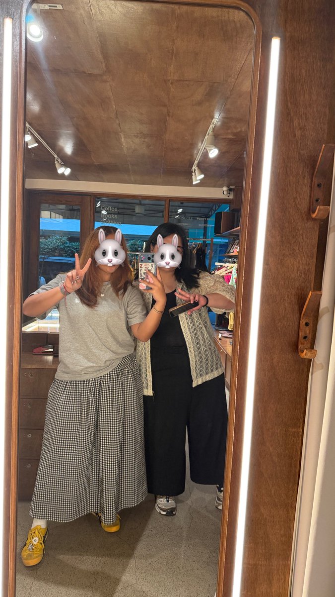 SEHOlSTS's tweet photo. coming out of retirement to say a big THANK YOU to @saejunnie for meeting me today and for giving me these cute gifts 🥹🫶🏻 hope u enjoy strolling around makati!! 🧡🩵 see u again soon!!!!! https://t.co/AFkEQ5F8q8
