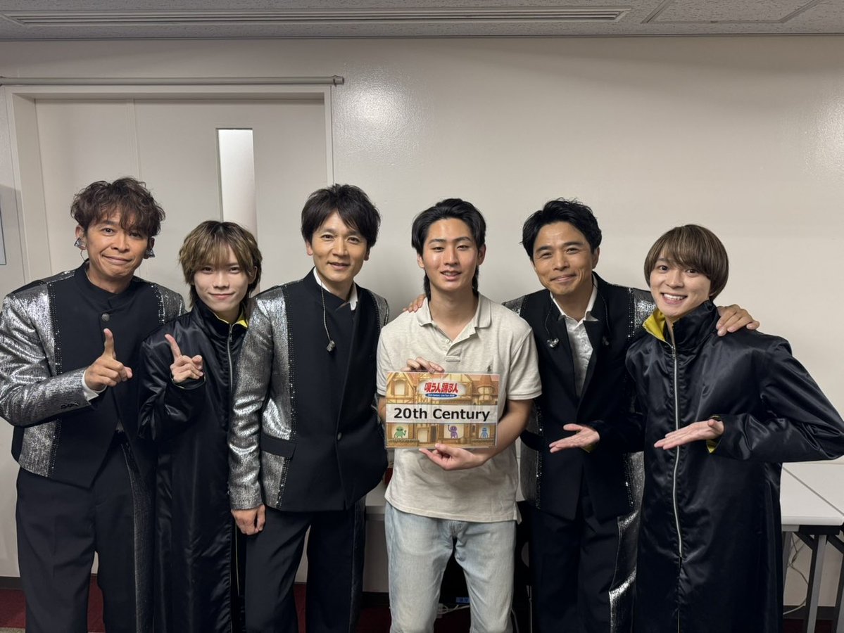 20thCentury_SIN's tweet photo. 後輩の猪狩が神戸までわざわざ観に来てくれました！
可愛い後輩3人と一緒に本番前に写真を撮って、終演後にアイドルスタイルで3人で写真を撮りました！
Forever アイドル！
#どーぞ

トニセン

#トニセン
#トニコン
#唄う人踊る人
#猪狩蒼弥 https://t.co/sM85nXm6kD