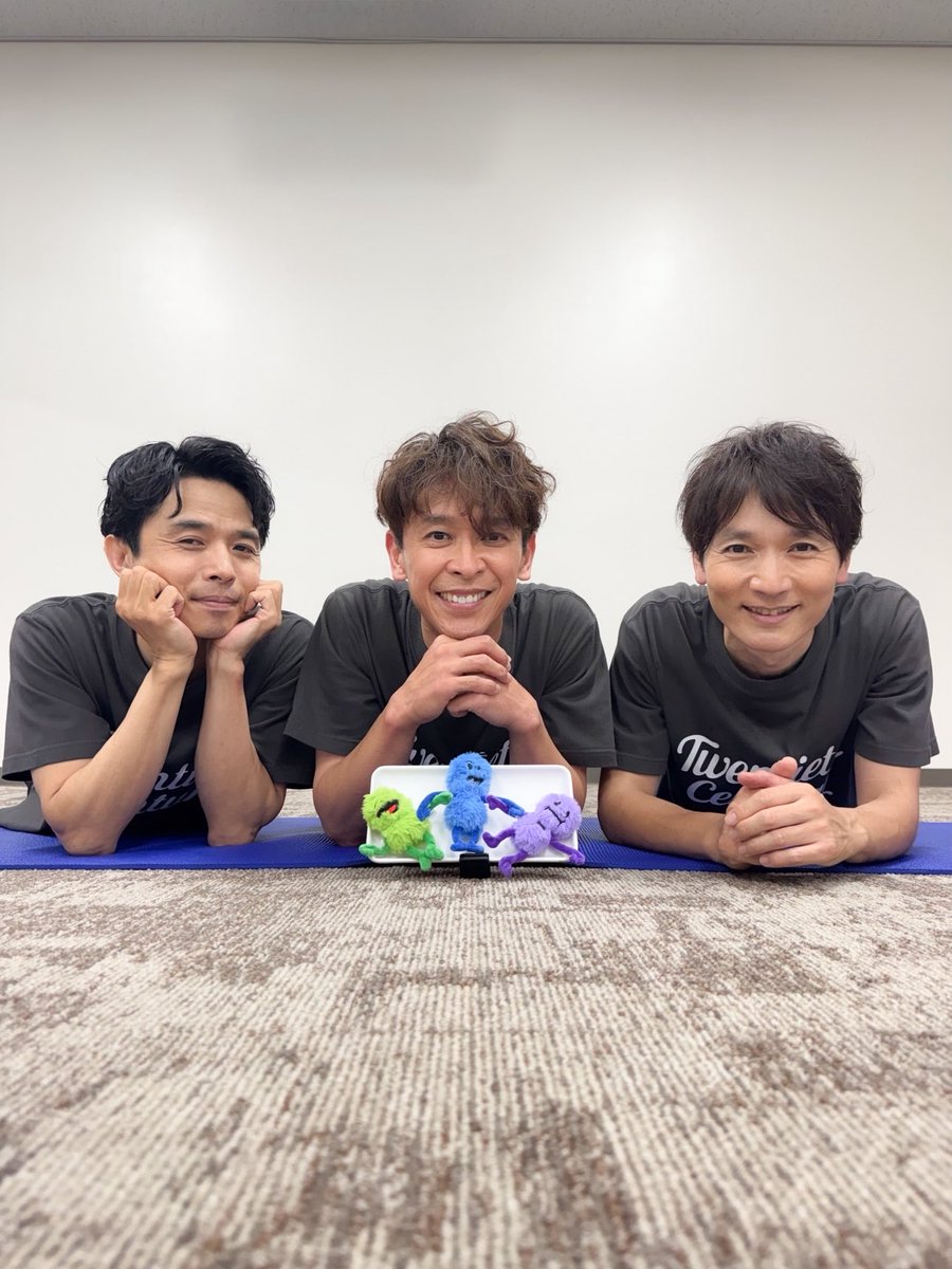 20thCentury_SIN's tweet photo. 後輩の猪狩が神戸までわざわざ観に来てくれました！
可愛い後輩3人と一緒に本番前に写真を撮って、終演後にアイドルスタイルで3人で写真を撮りました！
Forever アイドル！
#どーぞ

トニセン

#トニセン
#トニコン
#唄う人踊る人
#猪狩蒼弥 https://t.co/sM85nXm6kD