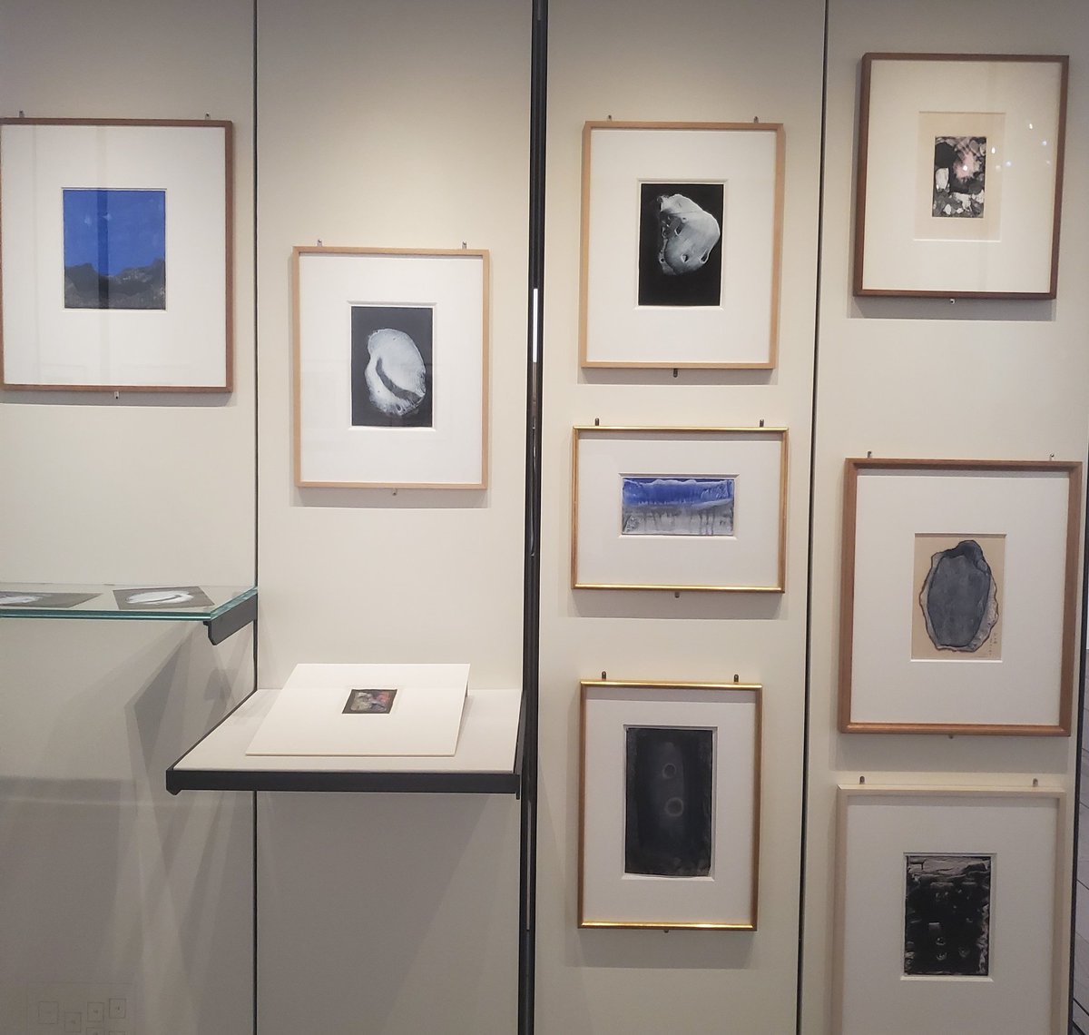 Haiku7110's tweet photo. アーティゾン美術館「瀧口修造　書くこと描くこと」展に。セザンヌ、ルドンから岡鹿之助と彼が論じた〈書くこと〉所蔵作品から、デカルコマニーや水彩、バーント・ドローイングといった〈描くこと〉の姿を、うかがわせる展示でした。美術作品に対峙する側から、表現者への境を瀧口は軽やかに越えます。 https://t.co/hHDHOhdbhJ