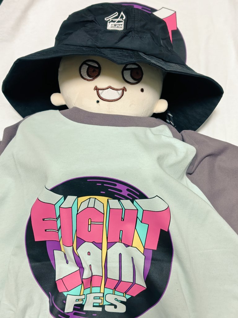 marunomimikake's tweet photo. ラグランシャツかわいい☺️これにして良かった～♬ੈ⟡
身バレ防止のバケハベビたん👶😂
LEDリストバンド青とミドリだった！！！！！オレンジと交換してくれる人いません????????

 #エイトジャムフェス 
 #eightjamfes https://t.co/xyTPDBicSB