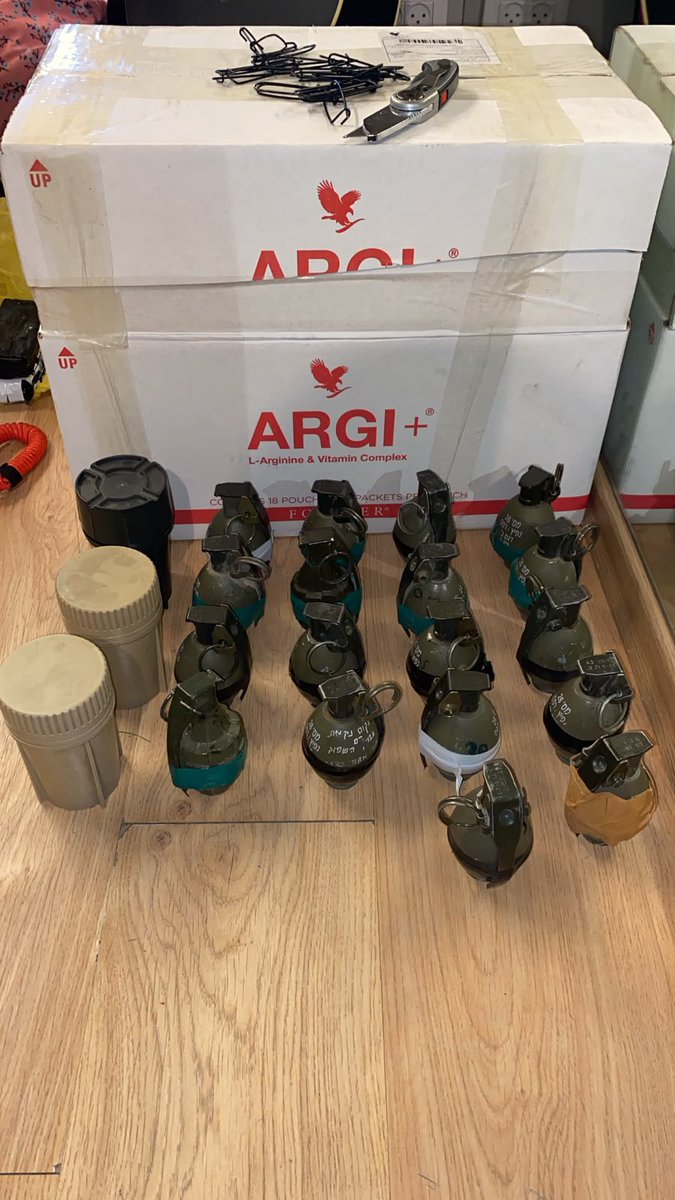 HGoldich's tweet photo. בפעילות לאיתור עריק בן 20 אתמול בירושלים בוצע חיפוש בביתו בשכונת בית וגן ואותרו במקום כמויות מטורפות של אמל״ח 

36 רימונים מסוגים שונים, בהם 18 רימוני רסס, 
לבנות חבלה,קלאצ'ניקוב, רובה ציד,אמצעים ליצירת והרכבת מטענים, כוונות שונות, תחמושת רבה ובה שרשירים ועוד

האב בן 50 נעצר
>> https://t.co/62aq1LIR3k